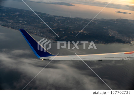 航空機から見下ろす知多半島の地形と美しい日の出の光景 137702725