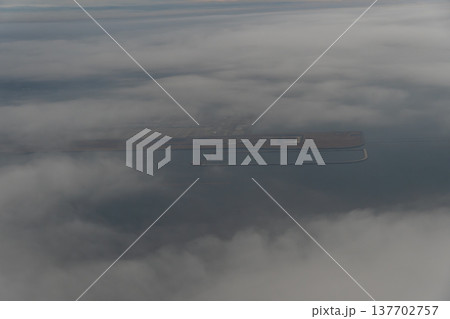 上空から望む霞の中に浮かぶ中部国際空港(セントレア)の風景 上空から望む霞の中に浮かぶ中部国際空港(セントレア)の風景 137702757