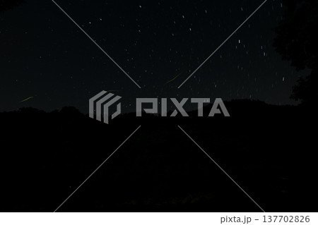 三重県 星空とホタルの舞う風景・夏イメージ 三重県 星空とホタルの舞う風景・夏イメージ 137702826