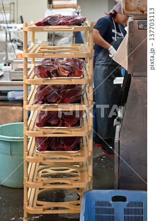 市場の調理場で積み上げられた新鮮な鰹 藁焼きタタキを作る職人と地物のカツオ 市場の調理場で積み上げられた新鮮な鰹 藁焼きタタキを作る職人と地物のカツオ 137703113
