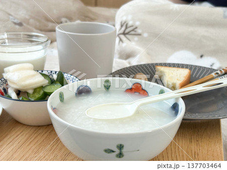 病人食のお粥と漬物 病人食のお粥と漬物 137703464