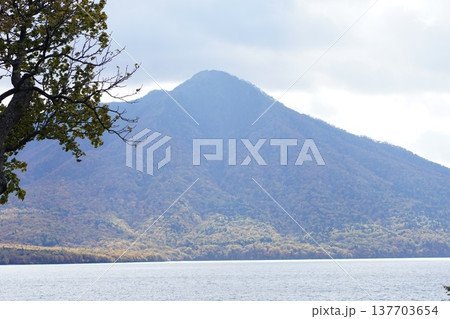 支笏湖と山 秋の紅葉に染まる湖畔の絶景 支笏湖と山 秋の紅葉に染まる湖畔の絶景 137703654