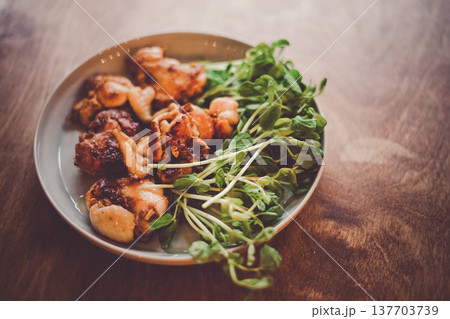 鶏肉と豆苗の一皿料理 137703739