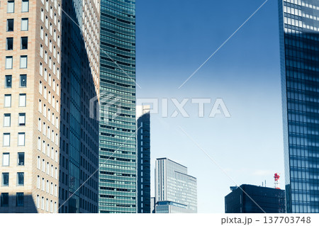 東京都港区のオフィスビルと青空 東京都港区のオフィスビルと青空 137703748