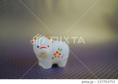 丑年の年賀状・新年素材（2021年新年干支） 137703753