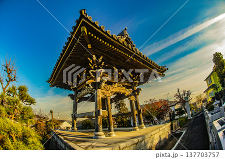 寺の鐘と青空 137703757