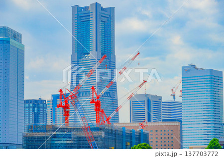 横浜みなとみらいのビル建設風景 137703772