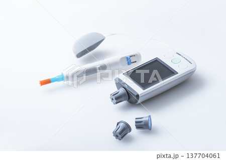 血糖値測定器 血糖値自己測定器 糖尿病治療 血糖値コントロール 血糖自己測定 イメージ素材 血糖値測定器 血糖値自己測定器 糖尿病治療 血糖値コントロール 血糖自己測定 イメージ素材 137704061