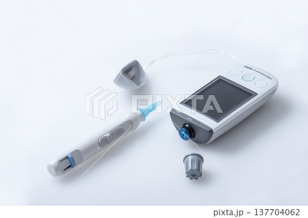 血糖値測定器 血糖値自己測定器 糖尿病治療 血糖値コントロール 血糖自己測定 イメージ素材 血糖値測定器 血糖値自己測定器 糖尿病治療 血糖値コントロール 血糖自己測定 イメージ素材 137704062