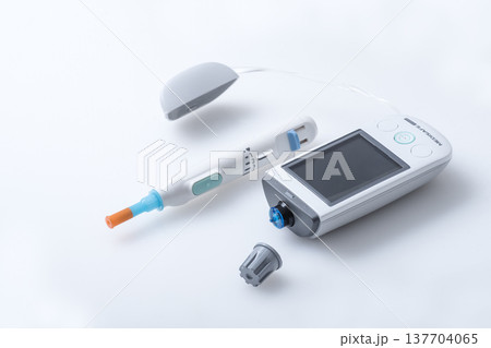 血糖値測定器 血糖値自己測定器 糖尿病治療 血糖値コントロール 血糖自己測定 イメージ素材 血糖値測定器 血糖値自己測定器 糖尿病治療 血糖値コントロール 血糖自己測定 イメージ素材 137704065