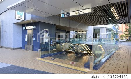 東京メトロ有楽町線の豊洲駅2b番出入口、エスカレーターとエレベーターが設置 137704152