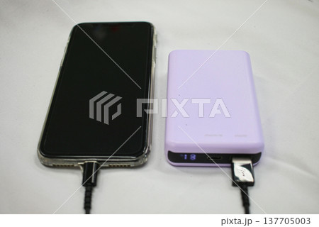 モバイルバッテリーでスマホの充電中 モバイルバッテリーでスマホの充電中 137705003