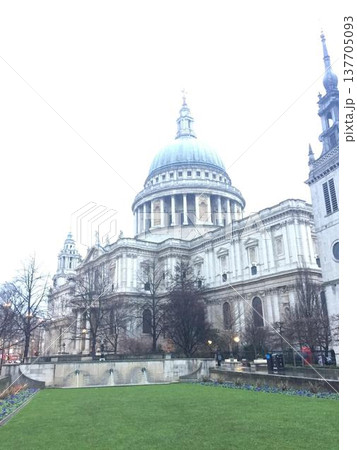 This is the famous icon in central London named, St. Paul.  137705093