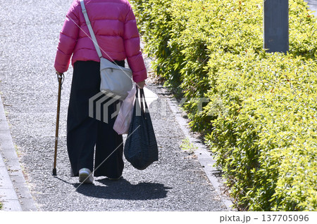日本の横浜都市景観杖の高齢女性(マスク姿)、高齢化社会…人生とは…=横浜市内 日本の横浜都市景観杖の高齢女性(マスク姿)、高齢化社会…人生とは…=横浜市内 137705096