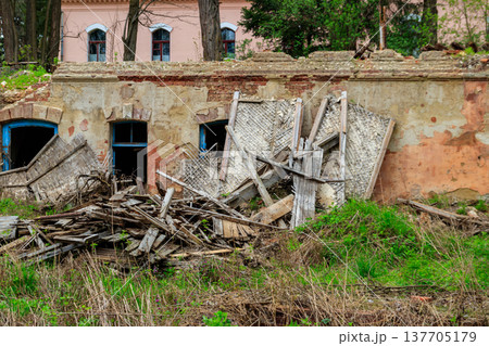 The ruins of a destroyed building 137705179