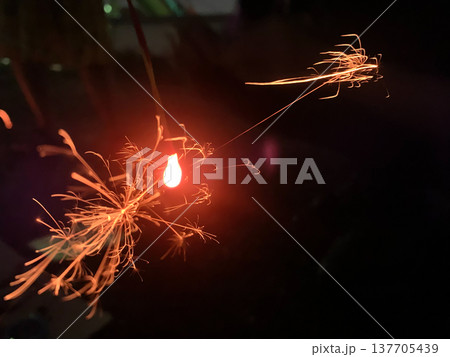 夜に光る線香花火 137705439