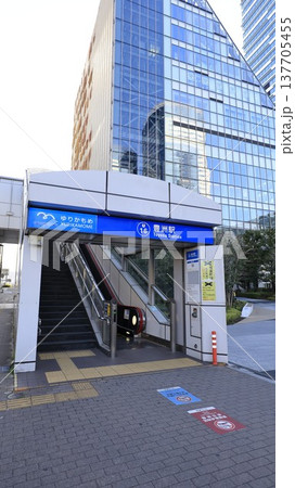 ゆりかもめ豊洲駅1A出口、エスカレーターが設置 ゆりかもめ豊洲駅1A出口、エスカレーターが設置 137705455