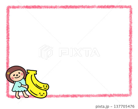 大きなバナナを持ったかわいいおかっぱボブヘア女の子 137705476
