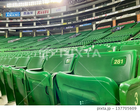 みずほPayPayドーム福岡の観客席|野球場・スタジアム・イベント会場・スポーツ施設の背景素材 みずほPayPayドーム福岡の観客席|野球場・スタジアム・イベント会場・スポーツ施設の背景素材 137705609