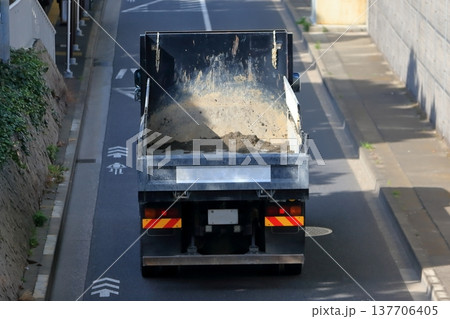ダンプトラック イメージ ダンプトラック イメージ 137706405