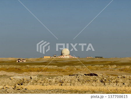 エジプトの砂漠にあるレーダードーム施設 137708615