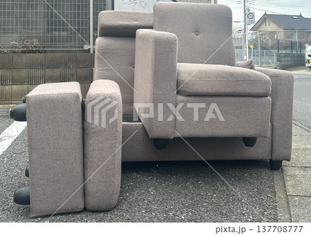 粗大ゴミ置き場(ソファー) 137708777