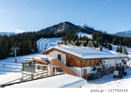 Ski lodge and snowy slope in Garmisch-Partenkirchen 137709338