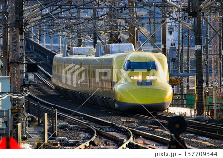 幸せの黄色い新幹線が米原駅へ… 東海道新幹線・ドクターイエロー『923形』 137709344