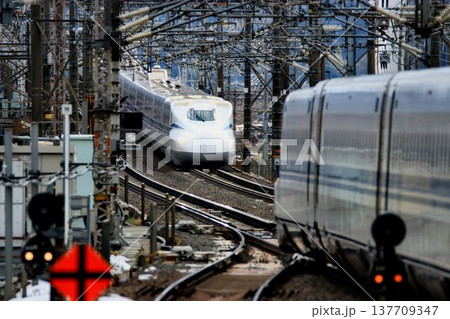 日本の大動脈を駆ける!! 東海道新幹線 N700S ～米原駅にて駅にて 137709347