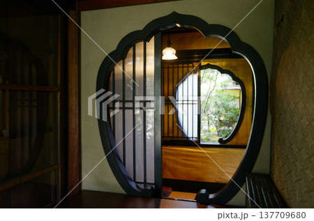 奈良町　にぎわいの家　仏壇の窓　奈良市中新屋町 137709680
