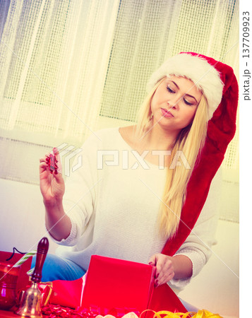 Young woman preparing gifts for Christmas 137709923