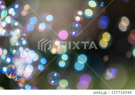 幻想的なシャボン玉の玉ボケ 幻想的なシャボン玉の玉ボケ 137710540
