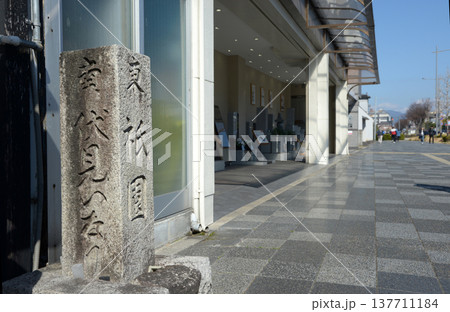 街角の風景　道しるべ　スケッチ写真 137711184