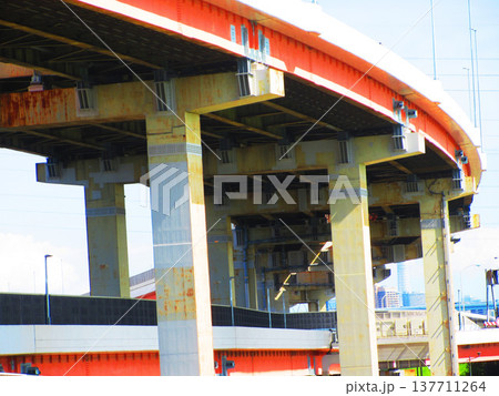 首都高速中央環状線の鹿浜橋付近の高速道路の風景 137711264