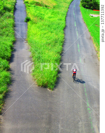 環状七号線の鹿浜橋から見下ろした荒川サイクリングロードの風景 環状七号線の鹿浜橋から見下ろした荒川サイクリングロードの風景 137711392