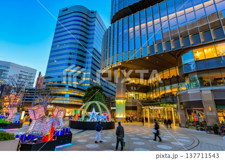 東京　千代田区 有楽町　東京ミッドタウン日比谷の夕景 137711543