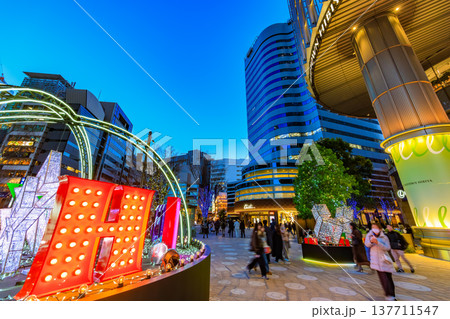 東京　千代田区 有楽町　東京ミッドタウン日比谷の夕景 137711547