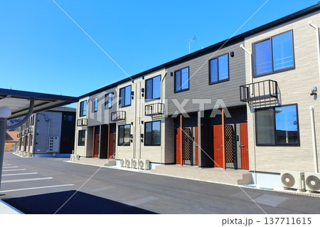 アパート・マンション・集合住宅・住宅のイメージ アパート・マンション・集合住宅・住宅のイメージ 137711615