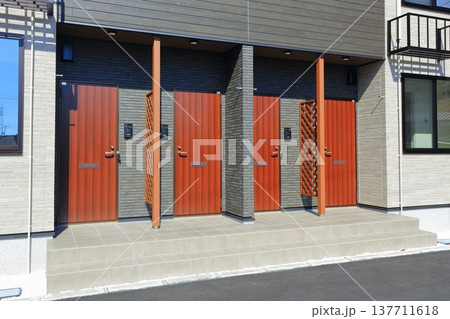 アパート・マンション・集合住宅・住宅の(玄関)イメージ アパート・マンション・集合住宅・住宅の(玄関)イメージ 137711618