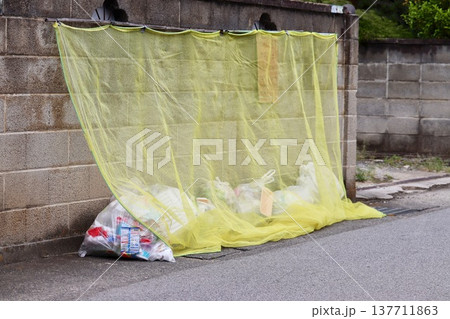 路上のゴミ集積場・2 路上のゴミ集積場・2 137711863