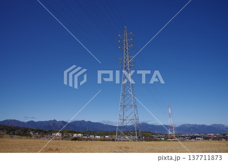 送電鉄塔と山並み《三重県 四日市市》 137711873