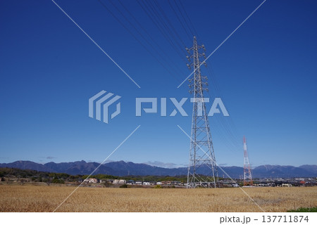 送電鉄塔と山並み《三重県 四日市市》 送電鉄塔と山並み《三重県 四日市市》 137711874