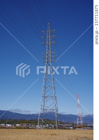 送電鉄塔と山並み《三重県 四日市市》 137711875