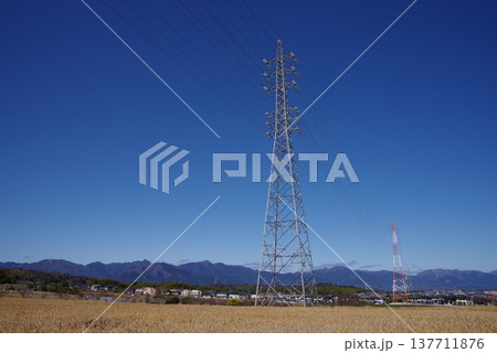 送電鉄塔と山並み《三重県 四日市市》 137711876