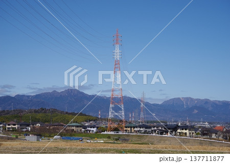 送電鉄塔と山並み《三重県 四日市市》 送電鉄塔と山並み《三重県 四日市市》 137711877