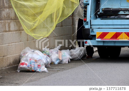 路上のゴミ集積とゴミ収集車・2 路上のゴミ集積とゴミ収集車・2 137711878