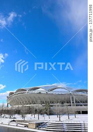 雪景色のビッグスワンスタジアム（新潟県新潟市） 137711998