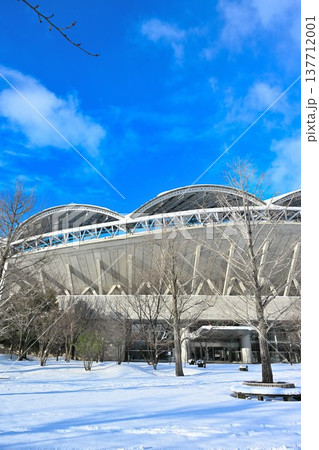 雪景色のビッグスワンスタジアム（新潟県新潟市） 137712001
