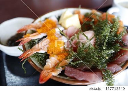 海ぶどうたっぷりの沖縄海鮮丼。新鮮魚介グルメ。 海ぶどうたっぷりの沖縄海鮮丼。新鮮魚介グルメ。 137712240