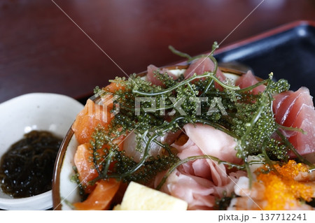 海ぶどうたっぷりの沖縄海鮮丼。新鮮魚介グルメ。 137712241